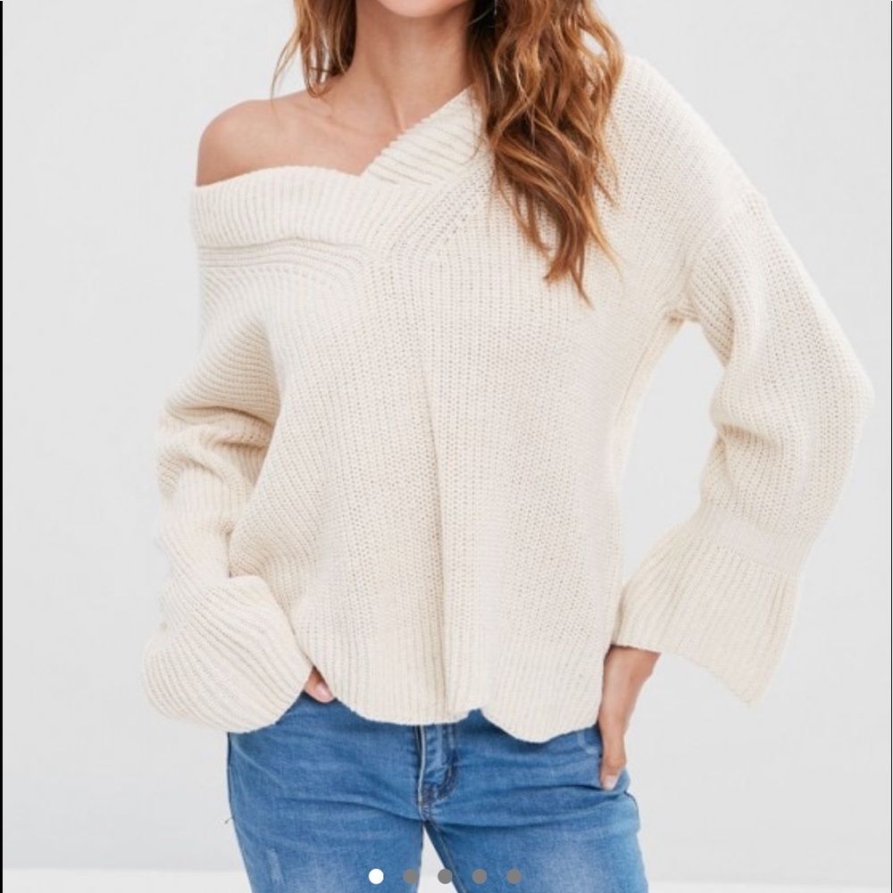 Bell sleeve v neck sweater NWOT🍎